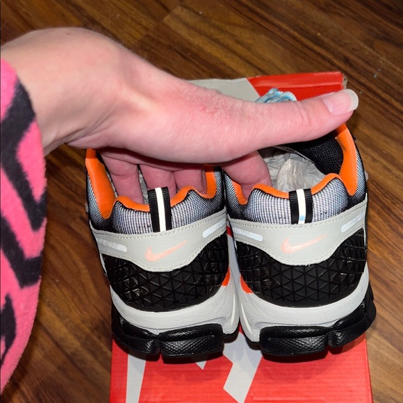 Nike Zoom Vomero 5 . Woman’s Size 8. Good Condition. Extra Laces. - Picture 3 of 8